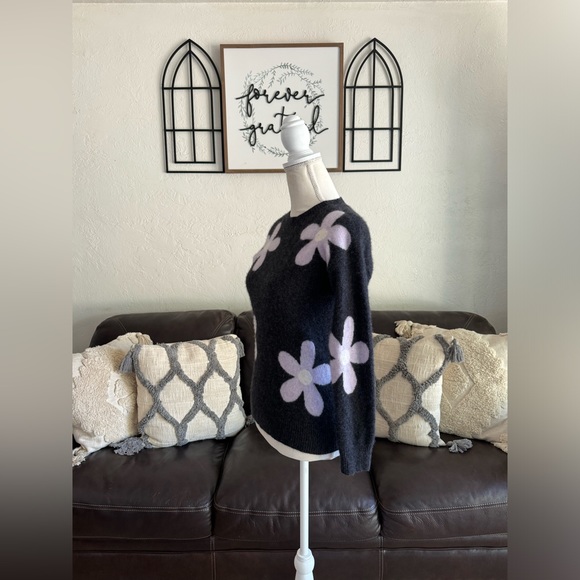 Saks Fifth Avenue Gray 100% Cashmere Crew Neck Sweater With Lavender Daisies - Picture 10 of 14